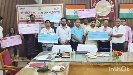 सहारनपुर: कलेक्ट्रेट स्थित नवीन सभागार में डीएम मनीष बंसल ने कम युवा उद्यमी योजना के तहत 110 लाभार्थियों को लोन चेक बांटे