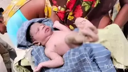 మానవత్వం చాటుకున్న బాపట్ల మహిళలు, రోడ్డుపైనే పండంటి ఆడబిడ్డకు జన్మనిచ్చిన ఓ మహిళ