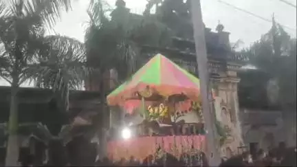 গোপীবল্লভপুর ২: রীতি মেনে বেলিয়াবেড়ার রাজবাড়ির রথের দড়িতে পড়ল টান,প্রাচীণ রথযাত্রা উৎসব দেখতে ভীড় জমালেন এলাকার মানুষজন