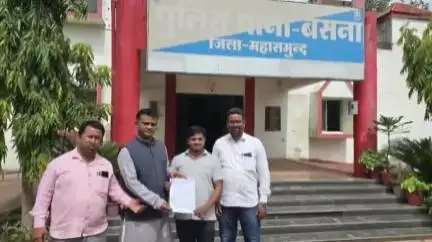 महासमुंद: यात्री बसों पर अधिक किराया वसूली और दुर्व्यवहार की शिकायत, परिवहन विभाग व थाना बसना को सौंपा गया ज्ञापन