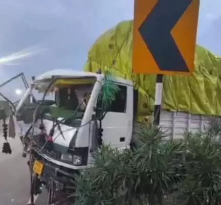 फतेहपुर: सदर के NH-2 बाईपास में नींद के झोंके में ट्रक डिवाइडर से टकराया, चालक गंभीर रूप से घायल