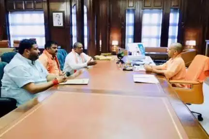बलरामपुर: झारखंडी सरोवर कर्बला प्रकरण को लेकर जनप्रतिनिधियों ने मुख्यमंत्री योगी से मुलाकात की, वास्तविक स्थिति से कराया अवगत