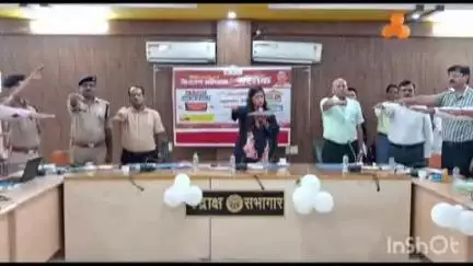 कासगंज: संचारी रोग नियंत्रण और दस्तक अभियान को लेकर कलेक्ट्रेट में डीएम ने की बैठक, जारी किए दिशा निर्देश