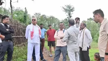 रामपुर नैकिन: सीधी सांसद ने सीधी जिले के ग्राम छिरहवा टोला का किया औचक निरीक्षण