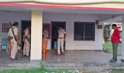 शाहपुर: जगदीशपुर किसान भवन से शाहपुर में कल होने वाले नगर पंचायत के वार्ड उपचुनाव के लिए मतदान कर्मी हुए रवाना
