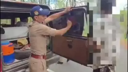 पिथौरागढ़: यातायात नियमों के तहत पुलिस ने वाहनों से हटाई काली फिल्म, चालकों को किया जागरूक