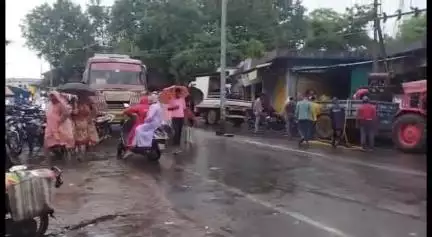 लखनादौन: लखनादौन बस स्टैंड में विद्युत कर्मचारियों ने मार्ग रोककर किया सुधार कार्य, लोगों को हुई परेशानी