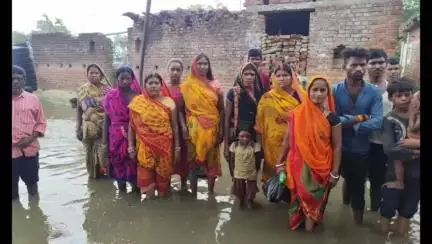 ओबरा: भरूब गांव में नहर का पानी घुसने से ग्रामीणों को गांव में आने-जाने में हो रही परेशानी
