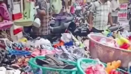 दतिया नगर: किला चौक: फुटपाथ पर अतिक्रमण करने वाले दो दुकानदार ग्राहकों के लिए आपस में भिड़े