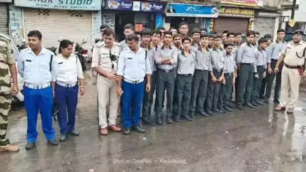 धनबाद/केंदुआडीह: धनबाद: बैंक मोड़ थाना परिसर में पुलिस की पाठशाला, बच्चों को दी सड़क सुरक्षा की जानकारी