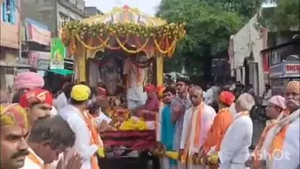 वल्लभनगर: भींडर में धूमधाम से निकली श्रीधर भगवान की रथयात्रा, श्रद्धालुओं ने की फूलों की बरसात, नगर जयकारों से गूंज उठा