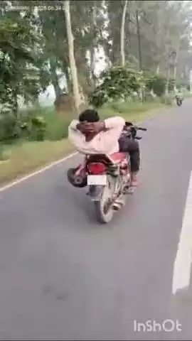 जानसठ: भोपा के गाँव जौली मार्ग पर खतरनाक स्टंटबाजी, बाइक पर लेटकर चलाता दिखा एक युवक, वीडियो सोशल मीडिया पर वायरल