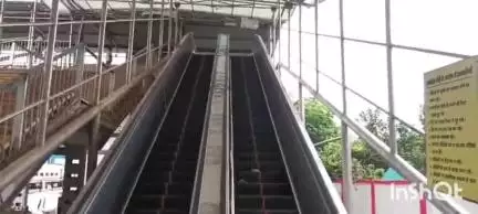 बलिया: मॉडल रेलवे स्टेशन बलिया का एस्केलेटर बंद होने से यात्री परेशान, बुजुर्गों को हो रही है सबसे ज्यादा दिक्कत #jansamasya