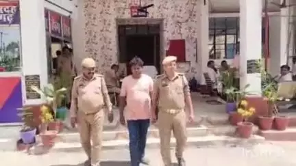 मार्टिनगंज: बरदह पुलिस ने त्रिवेणी मोड़ से अवैध तमंचा और कारतूस के साथ एक अभियुक्त को किया गिरफ्तार, पूछताछ के बाद भेजा जेल