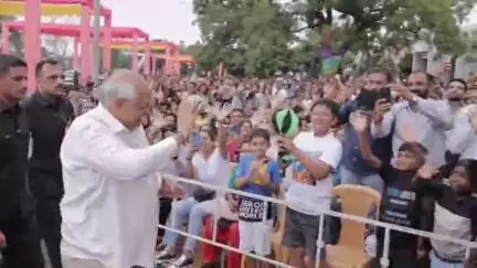 ભુજ: સાંસદ કચ્છ કાર્નિવલમાં CM કચ્છી સંસ્કૃતિથી અભિભૂત, પ્રોટોકોલ મૂકી લોકોને મળ્યા : ૨૫૦૦ કલાકારોએ ૬૨ ફ્લોટ રજૂ કર્યા