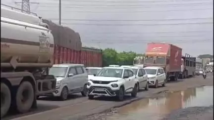 देवास नगर: देवास-इंदौर के बीच जाम में फंसे व्यक्ति को आया कार्डियक अरेस्ट, समय पर उपचार न मिलने से हुई मौत