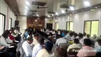 परसिया: परासिया: अपतरा को छोड़ सामुदायिक दावे के सभी प्रकरण होल्ड, वृक्षारोपण के लिए ही मिलेगी ज़मीन, वन अधिकारों की बैठक