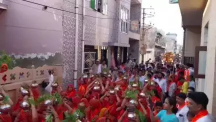 डीग: शहर में विभिन्न मार्गों से निकाली गई भव्य परशुराम शोभायात्रा, पारंपरिक परिधानों में सिर पर कलश लिए महिलाएं निकलीं