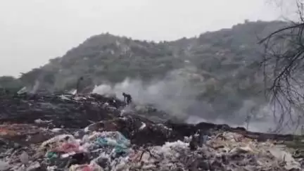 नूह: अरावली क्षेत्र के खोरी कला गांव के पास पहाड़ में कबाड़ में आग लगने पर जिला प्रशासन ने की कार्रवाई