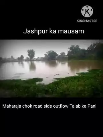 aap dekh rahe hai ki kis tarah talab ka Pani road ke barabar ho chuka hai