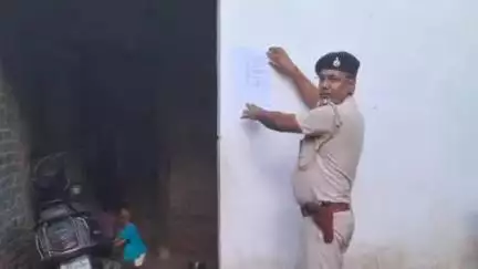 उचकागांव: वृंदावन: साढ़े तीन वर्ष पूर्व लूट मामले में दो आरोपियों के विरुद्ध पुलिस ने चिपकाया इश्तेहार