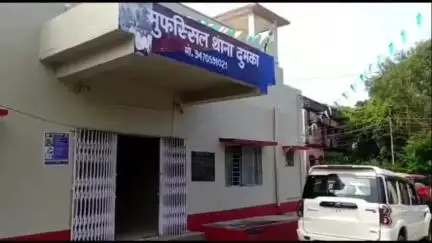 दुमका: मुफस्सिल थाना: विजयपुर के जंगल में पेड़ से लटका मिला व्यक्ति का शव, पुलिस ने लिया कब्जे में