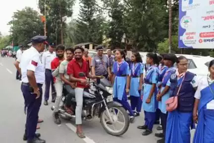 रामानुजनगर: परिवहन एवं यातायात विभाग द्वारा नियमित जांच के बाद 21 लाइसेंस धारकों का लाइसेंस 3 माह के लिए निलंबित किया गया