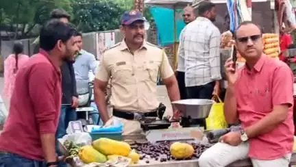 अकोला: जनता भाजी बाजार परिसरात अचानक फळ विक्रेत्याच्या चारचाकी गाडीची मनपा आयुक्तांनी केली तपासणी