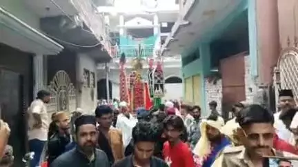 झांसी: कुरैश नगर से जुलूस ए परचम ए इमाम हुसैन निकाला गया, मुख्य अतिथि शिक्षक विधायक बाबू लाल तिवारी रहे उपस्थित