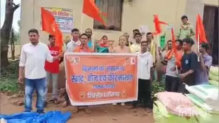 दुर्गुकोंदल: दुर्गुकोंदल में खाद, बीज और कीटनाशक की किल्लत को लेकर शिवसेना कार्यकर्ताओं ने किया प्रदर्शन