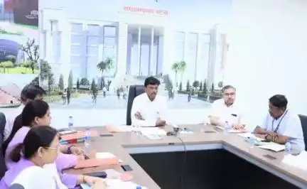 जिलाधिकारी, पटना की अध्यक्षता में एडिप योजना के अंतर्गत मूक बधिर बच्चों में कोक्लियर इम्पलांट किये जाने के संबंध में जिला स्वास्थ्य समिति की बैठक हुई। पटना जिला में यह योजना दो प्रखंडों- दानापुर एवं फुलवारीशरीफ- में आयोजित की जाएगी।