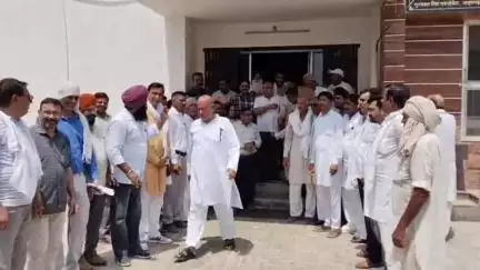 अनूपगढ़: अनूपगढ़ को जिला बनाने की मांग को लेकर कुम्हार समाज ने एडीएम ऑफिस में एडीएम को सौंपा ज्ञापन
