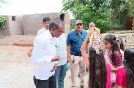 ચુડા: ચુડા ના સમઢીયાળા,નવી મોરવાડ, જૂની મોરવાડ સહિતના ગ્રામ્ય વિસ્તારો પ્રાથમિક શાળામાં શાળાપ્રવેશોત્સવની ઉજવણી કરવામાં આવી