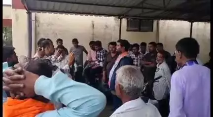 लखनादौन: बाम्हनवाड़ा के ग्रामीणों का थाने में हंगामा, सरपंच पर लगाए गंभीर आरोप