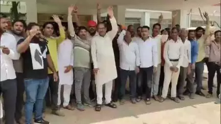 दमोह: स्मार्ट मीटर की वजह से बढ़ते बिजली बिल से परेशान लोगों ने प्रदर्शन कर कलेक्ट्रेट में CM के नाम सौंपा ज्ञापन #jansamasya