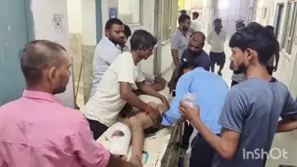 डूंगरपुर: बाइक की टक्कर से प्रौढ़ घायल, जिला अस्पताल में इलाज जारी, पैर में पहुंची गंभीर चोट