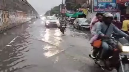 चंदौली: चंदौली शहर में बारिश ने नगर पंचायत की व्यवस्था की खोली पोल, सड़क और थाना नदी में तब्दील, लोगों को हो रही परेशानी