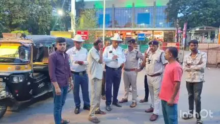 धमधा: दुर्ग जिले के यातायात पुलिस ने प्रमुख स्थलों, रेलवे स्टेशन और बस स्टैंड में ई-रिक्शा की समझाइश की