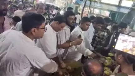 পুরাতন মালদা: রথযাত্রা উপলক্ষে পুরাতন মালদা তৃণমূল কংগ্রেসের উদ্যোগে চৌরঙ্গি মোড়ে জগন্নাথ দেবের খিচুড়ি মহাপ্রসাদ বিতরণ কর্মসূচি হয়