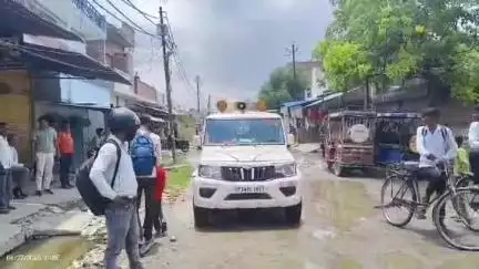 सीतापुर: मुंशीगंज में सड़क पर जल भराव के चलते मोहल्ले वालों ने किया जमकर हंगामा, किसान नेता पिंदर सिंह ने नगर विधायक पर लगाए आरोप