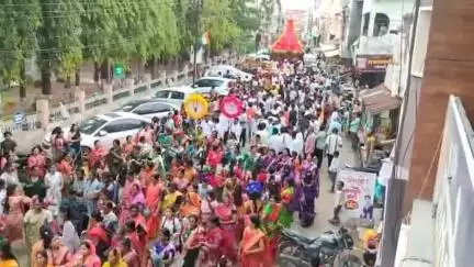 परभणी: श्री जगन्नाथ रथयात्रेनिमित्त शहरातील शनिवार बाजार येथून भव्य शोभायात्रा काढण्यात आली