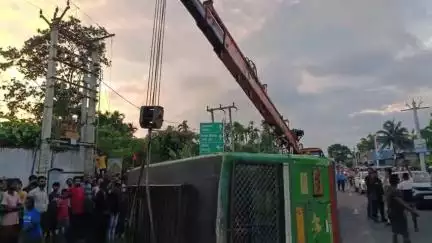 ফালাকাটা: শুক্রবার সন্ধ্যায় বীরপাড়ায় বাস উল্টে মৃত্যু হল ফালাকাটা ব্লকের দুই ব্যক্তির