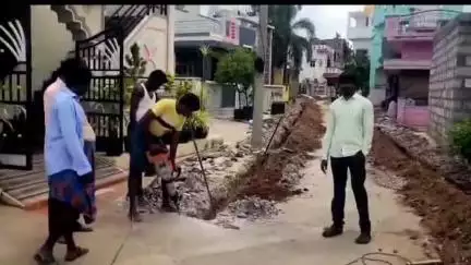 పలమనేరు: గంగవరం: నలసానపల్లి గ్రామంలో త్రాగునీరు, డ్రైనేజ్ వాటర్ కలుస్తోందని ప్రజా ఫిర్యాదులతో స్పందించిన సర్పంచ్