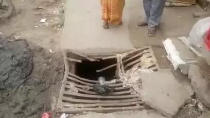 शहर के विभिन्न मोहल्ले में स्थित नाले पर ढक्कनों की जर्जर स्थिति राहगीरों के लिए मौत का कुआं।