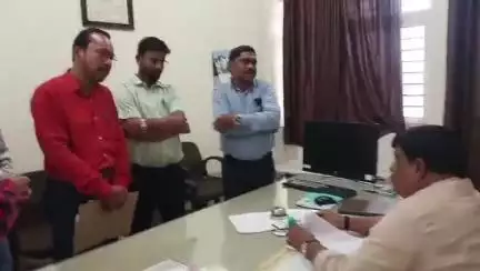 खरगौन: ग्राम शिवना में विद्युतकर्मियों की गिरफ्तारी पर फूटा गुस्सा, निष्पक्ष जांच की मांग