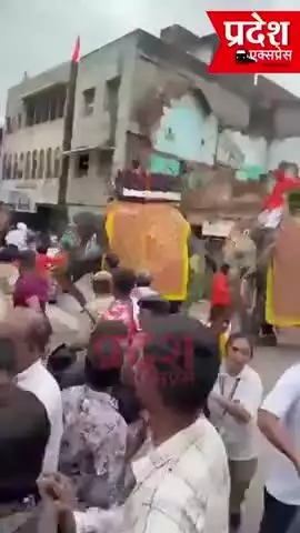**प्रदेश एक्सप्रेस* 🚂

 अहमदाबाद में जगन्नाथ रथयात्रा में हाथी बेकाबू, भारी भीड़ के बीच हाथी के बेकाबू होने से मचा हड़क