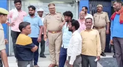 लालगंज: जीयनपुर कोतवाली सहित समस्त थानों की पुलिस टीमों ने नशा मुक्ति के लिए चलाया जागरूकता अभियान, लोगों को दिलाई गई शपथ