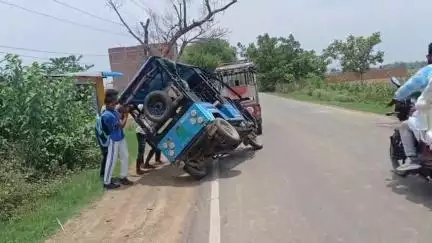 बक्सर: बक्सर में पुराना वास्तु विहार के पास ई-रिक्शा अनियंत्रित होकर सड़क पर पलटा