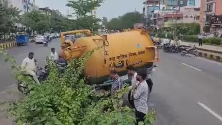 देवास नगर: देवास: एबी रोड पर डिवाइडर पर चढ़ा नगर निगम का टैंकर, मीडिया कर्मी से मोबाइल छीनने की कोशिश