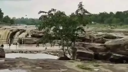 मनेंद्रगढ़ में लगातार बारिश से हसदेव नदी का जलस्तर बढ़ा, बीते दो दिनों की बारिश किसानों के लिए फायदेमंद